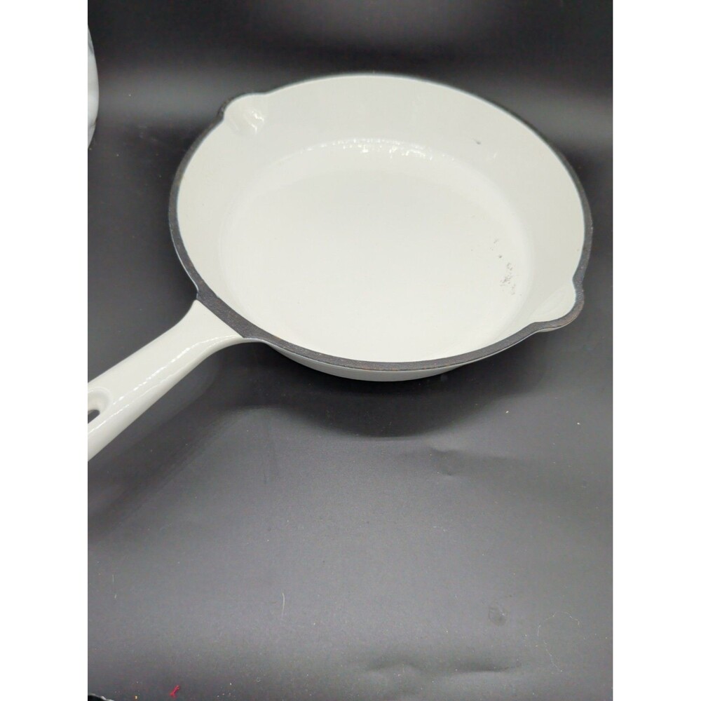 CHEF’S COUNTER Cast Iron White Enamel Double Pour Spout Skillet